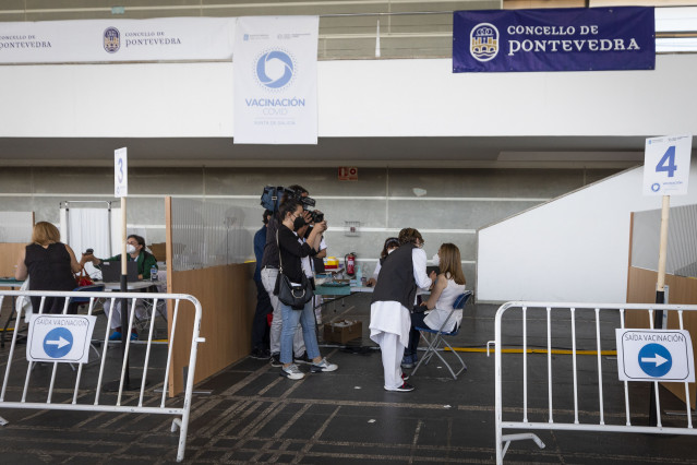 Archivo - La vicepresidenta segunda del Congreso de los Diputados, Ana Pastor, se vacuna contra el COVID-19 en el recinto ferial de Pontevedra