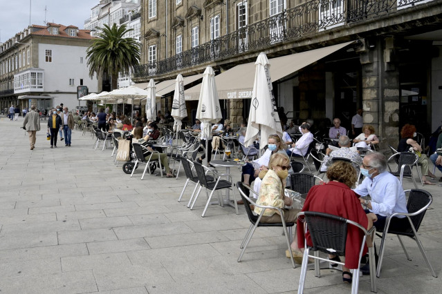 Archivo - Varias personas en la terraza de un bar en A Coruña.
