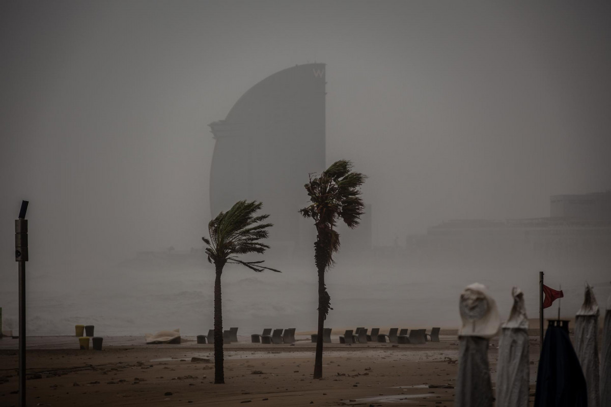 Archivo - Imagen de la playa de la Barceloneta durante el paso de la borrasca 'Gloria', a 21 de enero de 2020.