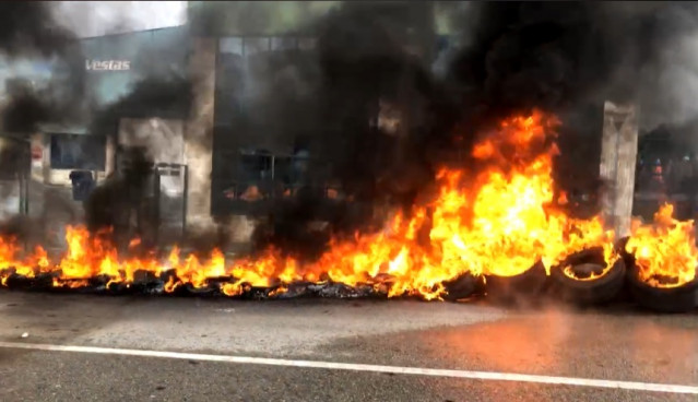 Neumáticos ardiendo a la entrada de Vestas
