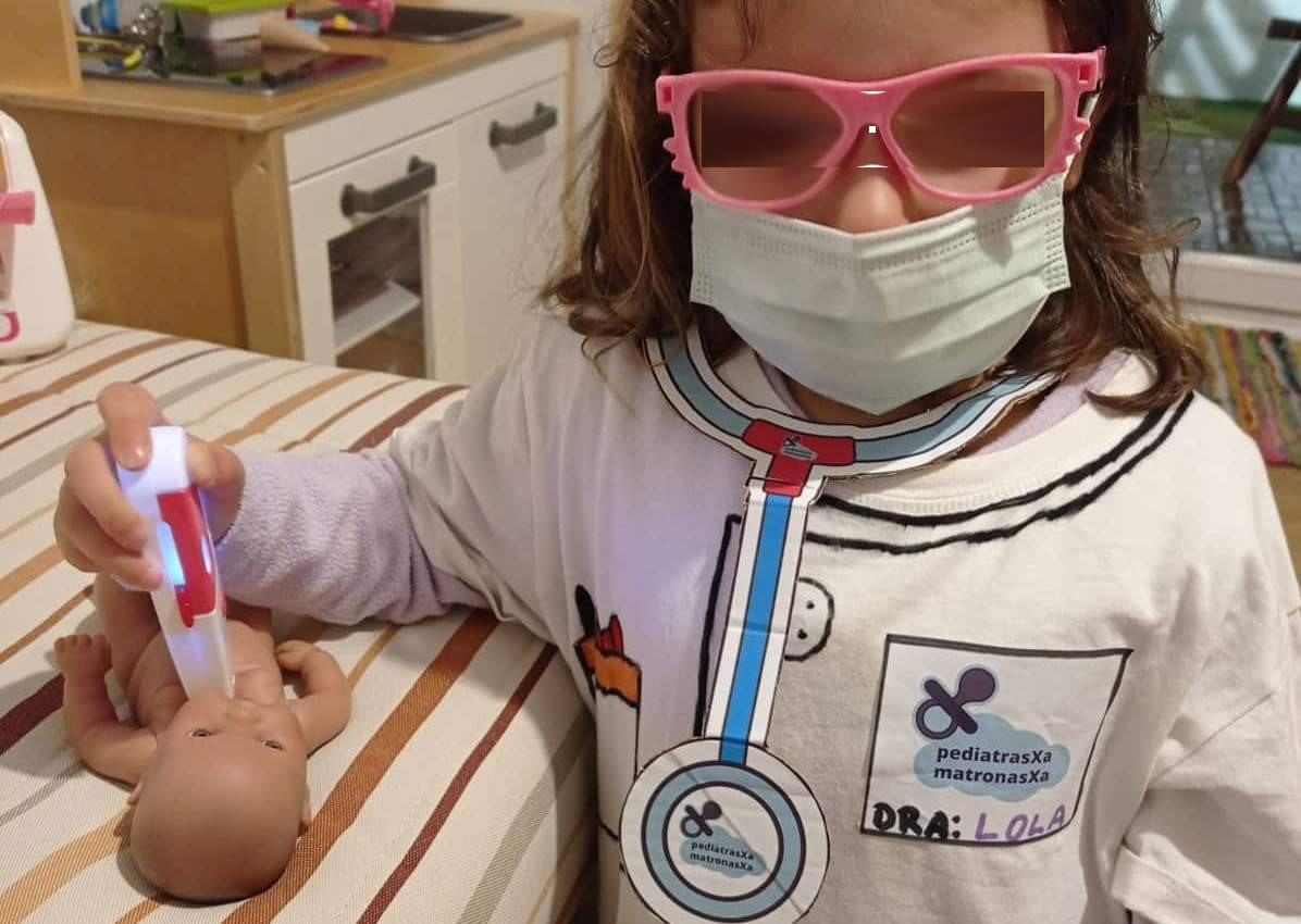 Una niña afectada por la falta de pediatras en una foto del facebook del colectivo Pediatras y Matronas Xa
