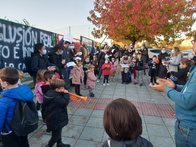 Padres y madres de alumnos se concentran ante el CEIP Castelao de Vigo