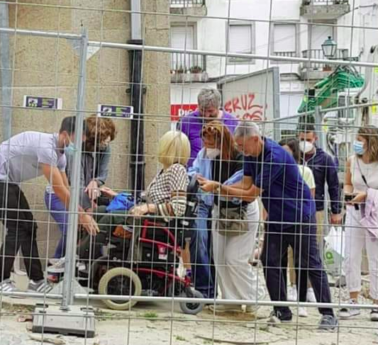 Una mujer en silla de ruedas con problemas para moverse por concheiros en una foto de agosto de 2021 publicada en el Facebook de Esmeralda Lema