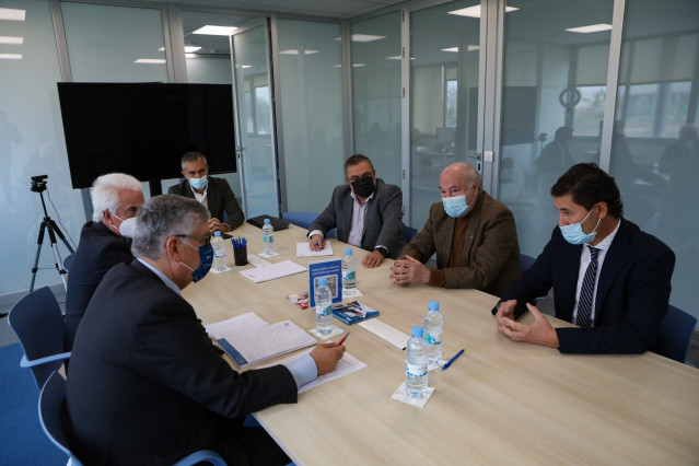 Reunión del presidente de la Confederación de Empresarios de Galicia (CEG), Juan Manuel Vieites, con la Asociación de Empresarios de Mos (Aemos)