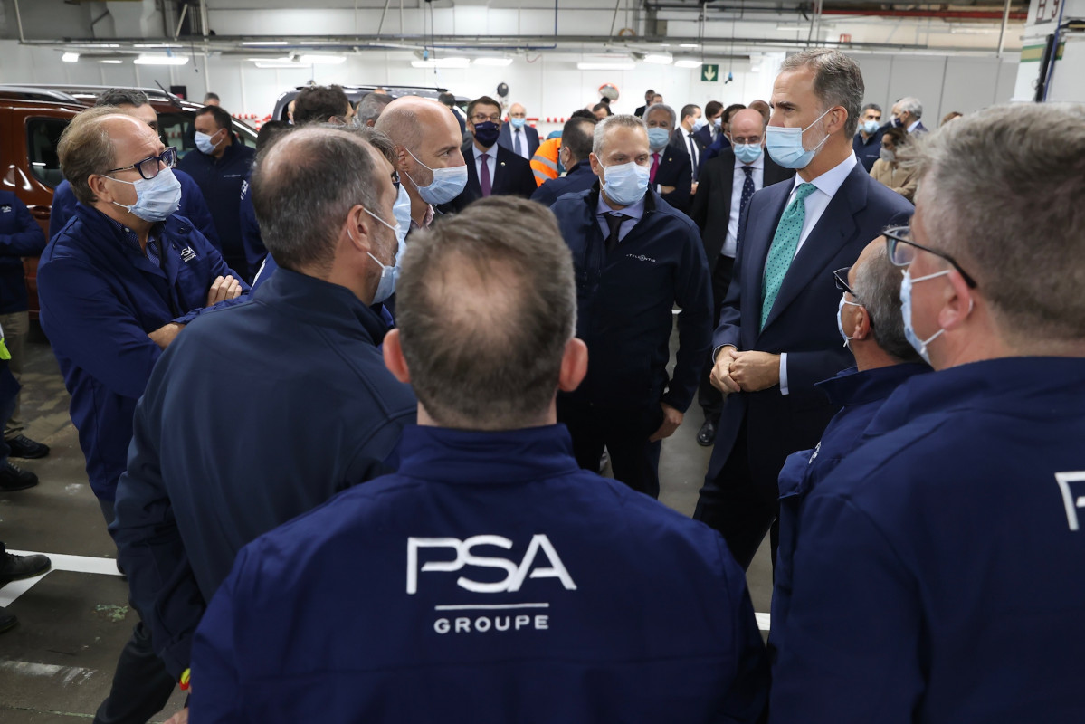 Felipe VI en la fábrica de PSA Citroen Stellantis en Vigo en una foto de la Casa Real