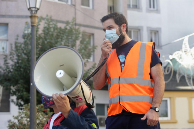 Archivo - Un hombre lanza consignas a través de un megáfono durante una concentración conjunta de trabajadores de las fábricas de Alcoa y de Vestas situadas en A Mariña (Lugo), frente a la Subdelegación del Gobierno, a 10 de octubre de 2021, en Lugo, Gali