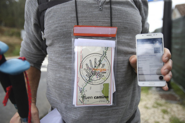 Un peregrino muestra su certificado de vacunación, a 30 de octubre de 2021, en O Pino, A Coruña, Galicia (España)