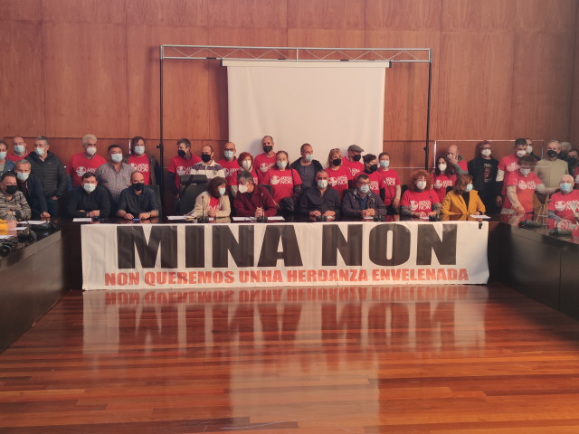 Rueda de prensa de medio centenar de colectivos en contra del proyecto de la mina de Touro-O Pino.