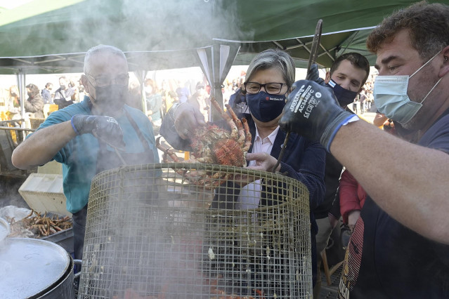 La  conselleira do Mar, Rosa Quintana, en las jornadas de la centolla de Lorbé