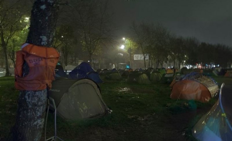 Marineros del cerco tomarán las uvas en el campamento ante la Xunta