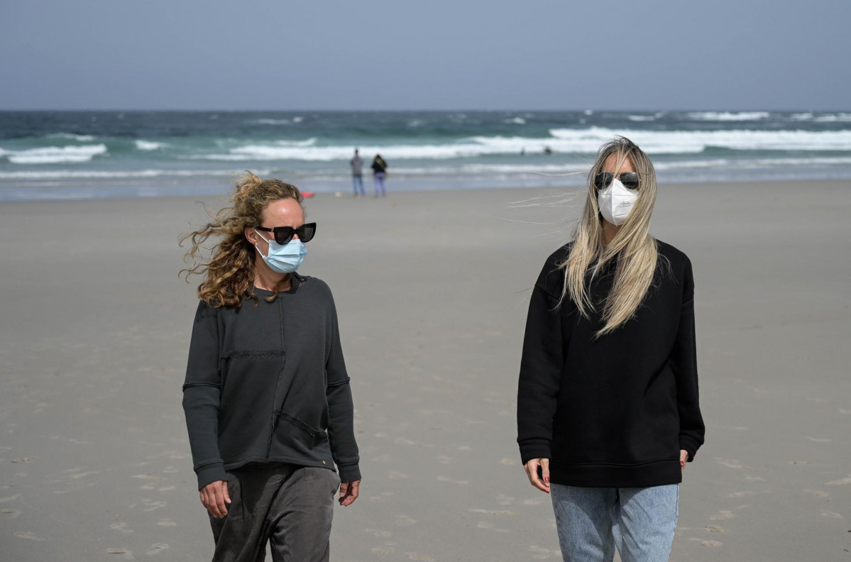 Archivo - Dos mujeres llevan mascarilla en la Playa das Salseiras, a 3 de abril de 2021, en el municipio de A Laracha, A Coruña, Galicia (España). Desde el pasado miércoles es obligatorio el uso de