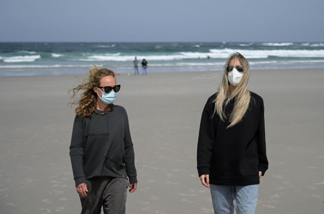 Archivo - Dos mujeres llevan mascarilla en la Playa das Salseiras, a 3 de abril de 2021, en el municipio de A Laracha, A Coruña, Galicia (España). Desde el pasado miércoles es obligatorio el uso de mascarillas en cualquier espacio público, independienteme