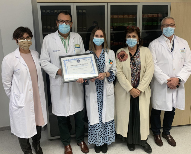 El equipo del servicio muestra la certificación