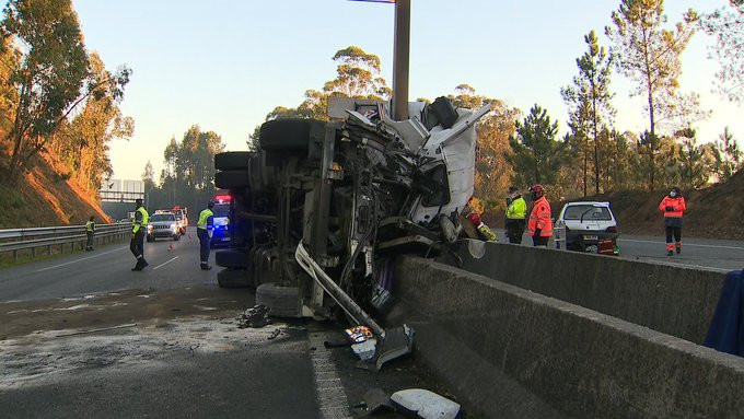 (VÍDEO) Aparatoso accidente en Tui: fallece un camionero tras colisionar contra un poste en la A-55