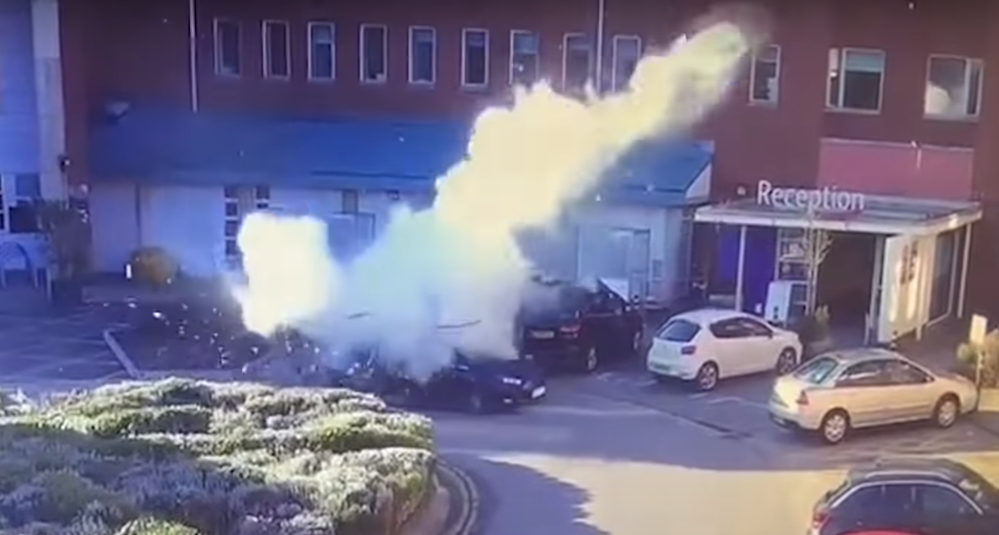 Momento en el que explota la bomba del terrorista suicida en un hospital de Liverpool