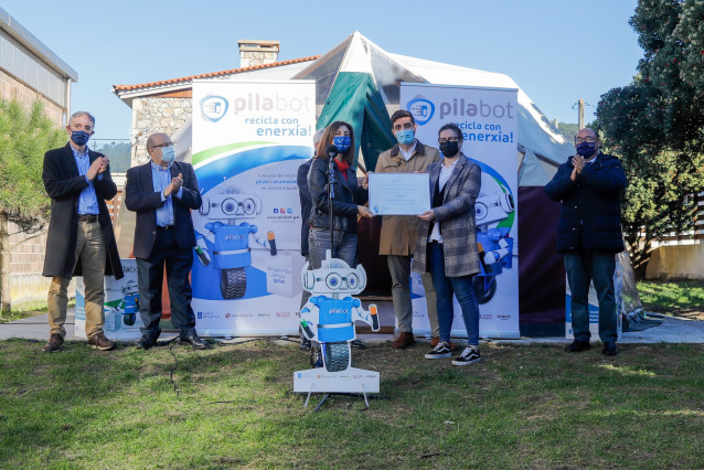 La conselleira de Medio Ambiente, Territorio e Vivenda, Ángeles Vázquez, en la entrega del premio de la campaña 'Pilabot' al CEIP As Solanas de A Guarda (Pontevedra).