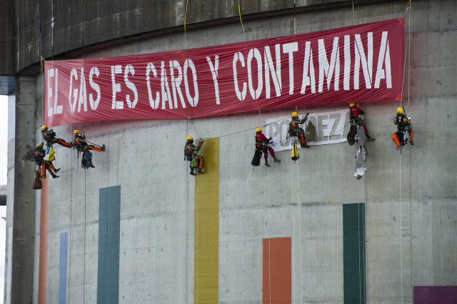 15/11/2021, Mugardos, España. Escaladores De Greenpeace Entran En La Regasificadora De Reganosa Para Denunciar El Impacto Del Gas En El Medioambiente Y En Las Facturas Del Gas Y De La Luz.