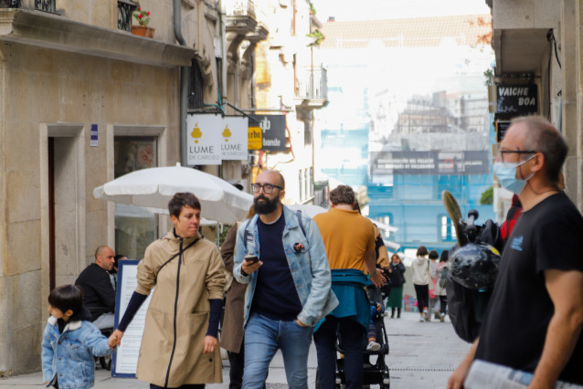 Personas por una calle de Vigo.