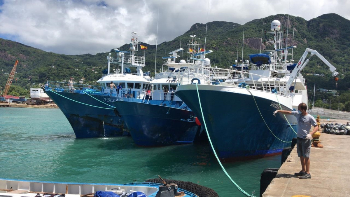 Archivo - Atunero español en Seychelles