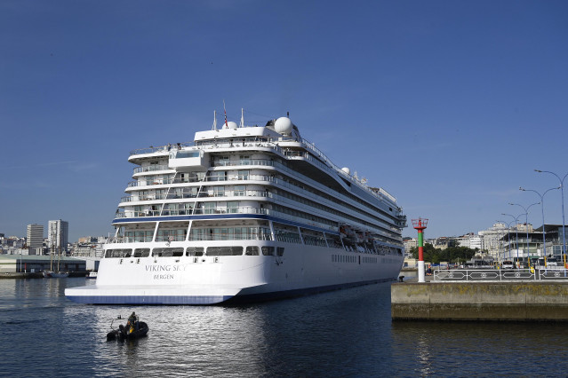 Archivo - El crucero ‘Viking Sky’ arriba al muelle de Trasatlánticos del puerto de A Coruña.