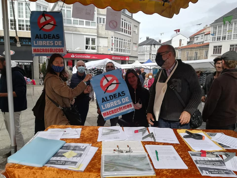 Mesa de recogida de firmas contra los eu00f3licos en una foto del Facebook de Courel Livre de Eu00f3licos