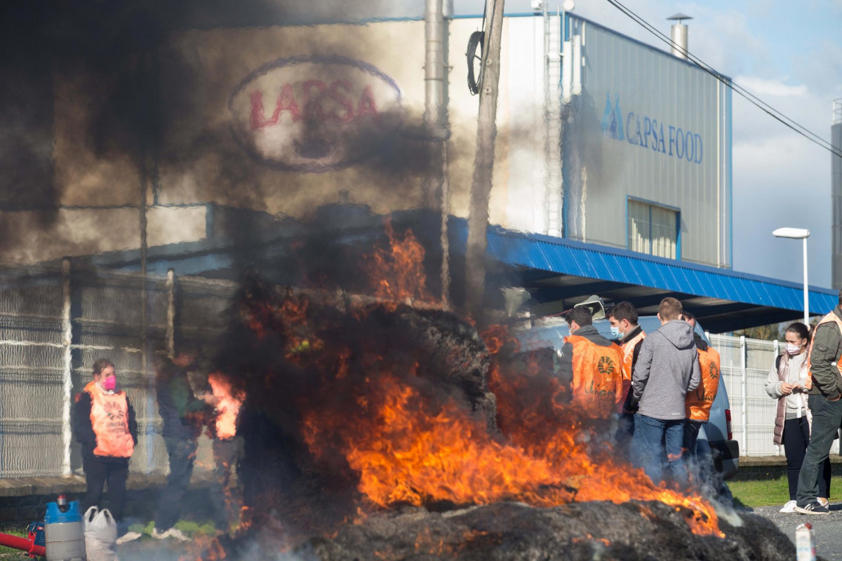 Una hoguera durante una acción sindical ante la planta de Larsa para exigir unos 
