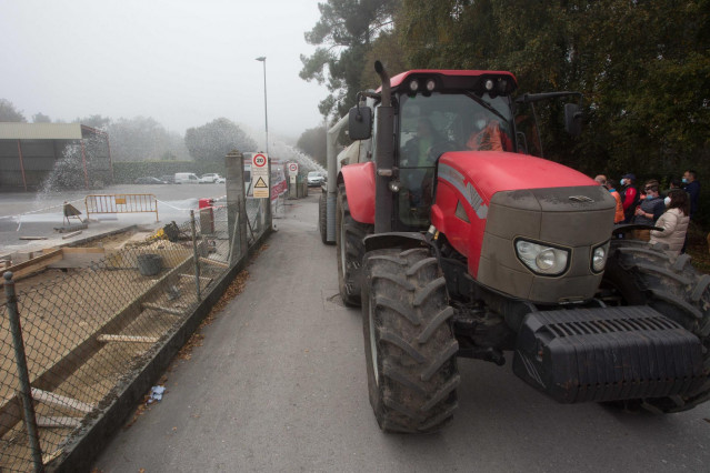 Un tractor en una concentración del sector lácteo para exigir 