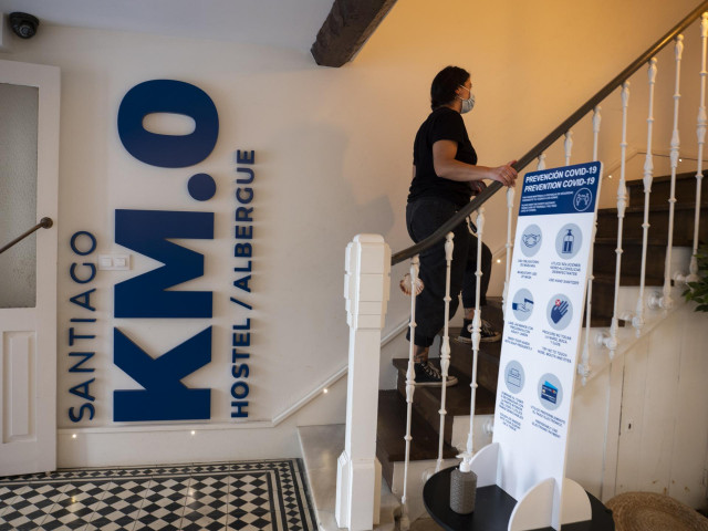 Archivo - Una peregrina accede a un albergue, a 9 de octubre de 2021, en Santiago de Compostela, A Coruña, Galicia (España). Galicia amplía desde este sábado el aforo en interiores, así como las reuniones en locales de hostelería a 10 personas dentro y 20