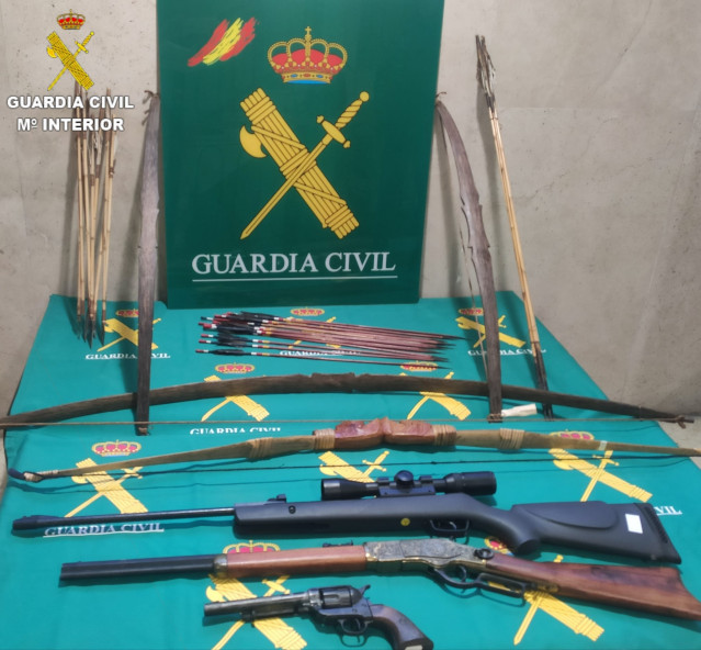 Armas intervenidas por la Guardia Civil en un comercio de segunda mano en A Coruña por carecer de autorización para su venta.
