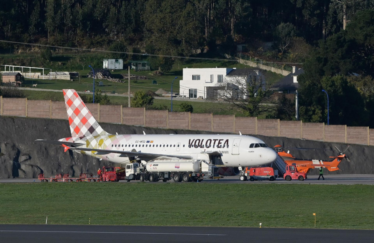 Avión de Volotea que realizó un aterrizaje de emergencia en el aeropuerto de Alvedro por una falsa alarma de bomba