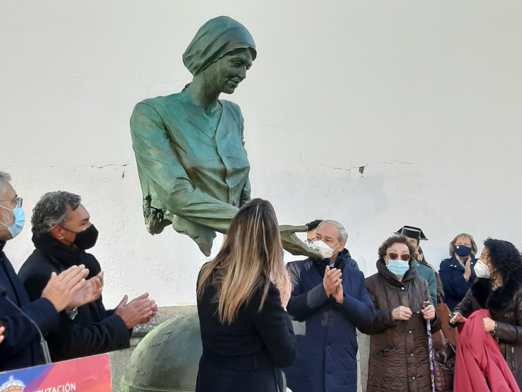 Los profesionales de la enfermería se hacen eternos en Lugo con una estatua homenaje en la Plaza de Ferrol