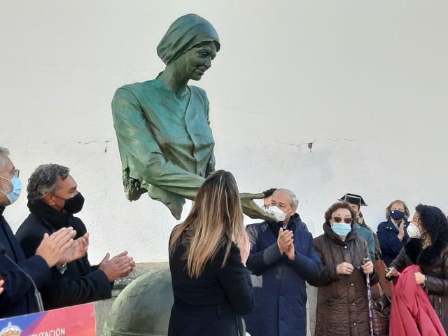 Una estatua conmemorativa de la enfermería en la Plaza de Ferrol en Lugo.