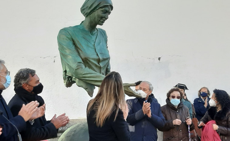 Los profesionales de la enfermería se hacen eternos en Lugo con una estatua homenaje en la Plaza de Ferrol