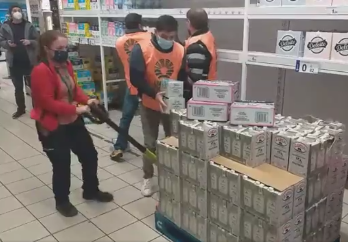 Ganaderos retirando leche Larsa en un stand de un hipermercado de Santiago en una imagen de Unións Agrarias