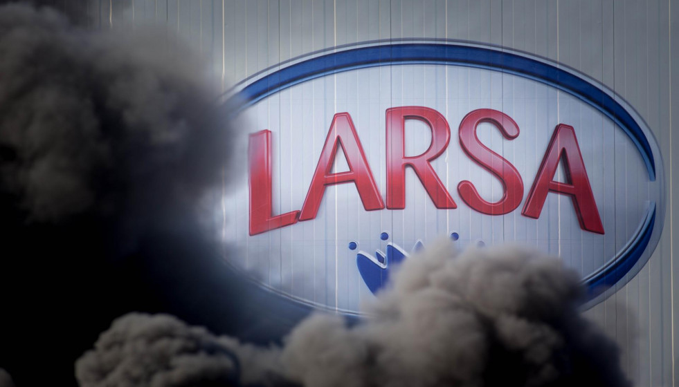 Humo en las inmediaciones de la planta de Larsa durante una acción sindical para exigir unos 