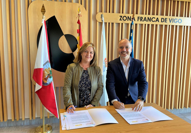 La directora de MUFACE, Myriam Pallarés, y el delegado de la Zona Franca de Vigo, David Regades, firman un contrato de arrendamiento para el traslado de la oficina delegada de esta mutua a Bouzas.