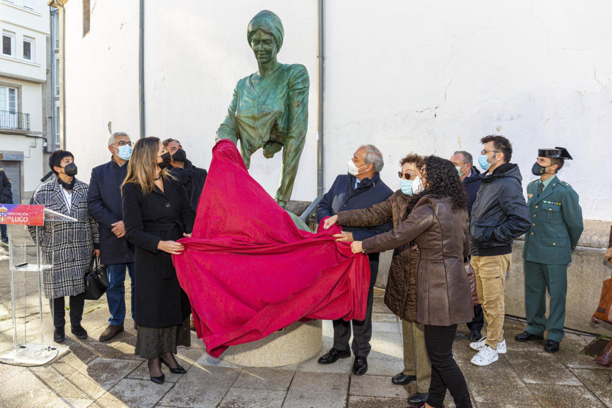Estatua enfermeros lugo