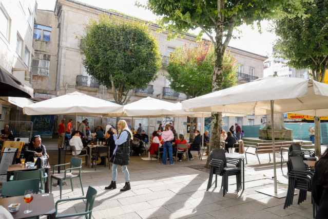 Grupos de comensales sentados en una terraza de un establecimiento en Vigo