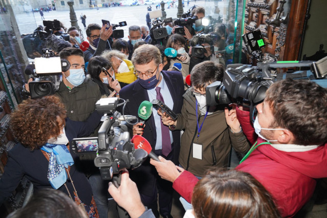 El presidente de la Xunta de Galicia, Alberto Nuñez Feijóo, responde a los medios a su llegada a la ‘Cumbre de Santiago de Compostela´, en el Hostal dos Reis Católicos de Santiago, a 23 de noviembre de 2021.