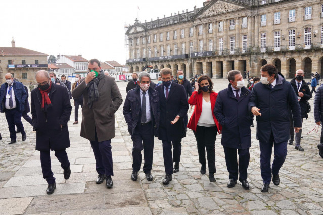 Los presidentes autonómicos se dirigen a una comida tras participar en la ‘Cumbre de Santiago de Compostela´, en la Plaza del Obradoiro, a 23 de noviembre de 2021, en Santiago de Compostela, A Coruña, Galicia (España). Ocho presidentes autonómicos partici