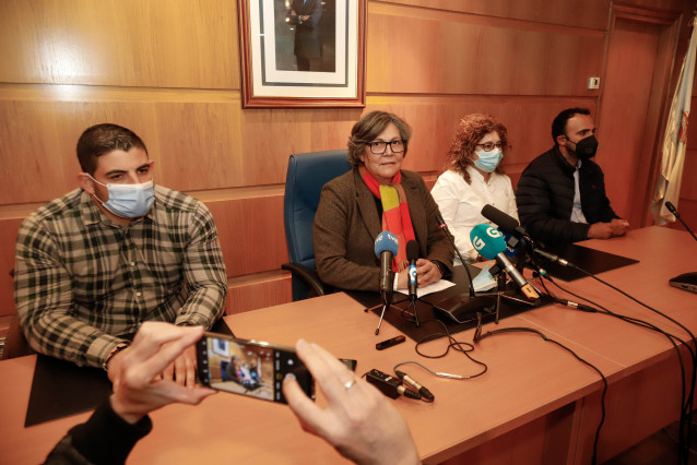 La socialista Eva García de la Torre (centro) en la rueda de prensa en la que confirmó su dimisión como alcaldesa de O Porriño (Pontevedra), junto a los concejales del PSOE, Sergio Casal, Lourdes Moure y David Alonso.