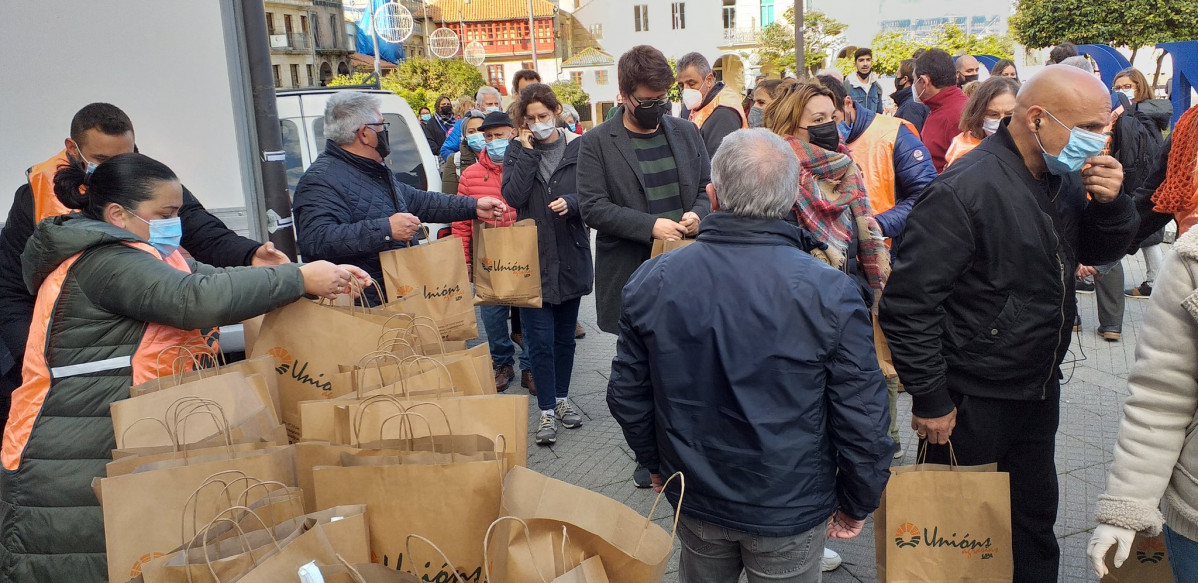 Unions Agrarias repartiendo pollo gratis en Pontevedra