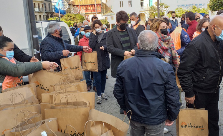 Pollo gratis en Pontevedra para denunciar que las granjas de pollo, como las de leche, se ahogan