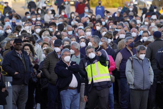 Archivo - Una larga fila de personas se aglomera en la vacunación masiva de Santiago de Compostela a 6 de abril de 2021. La vacunación masiva programada para la tarde de este martes en Santiago sufre retrasos y se han producido colas y aglomeraciones a la