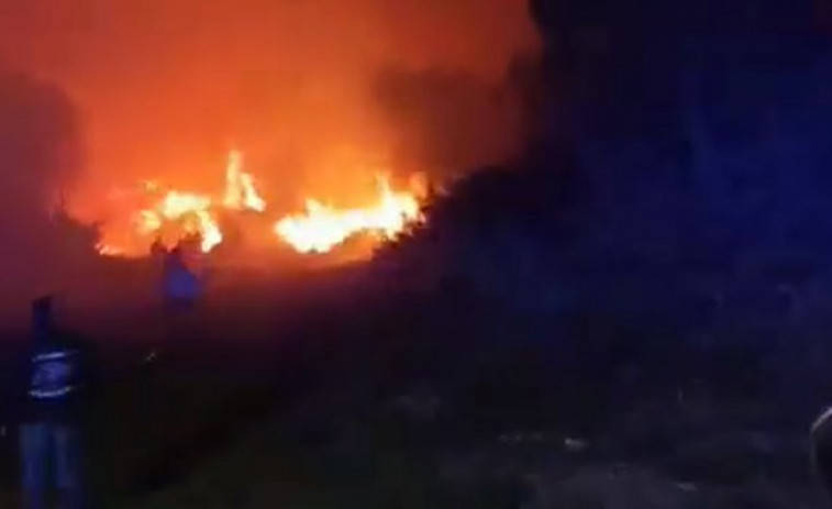 Un incendio forestal casi en diciembre quema 20 hectáreas en Cerdedo (vídeo)