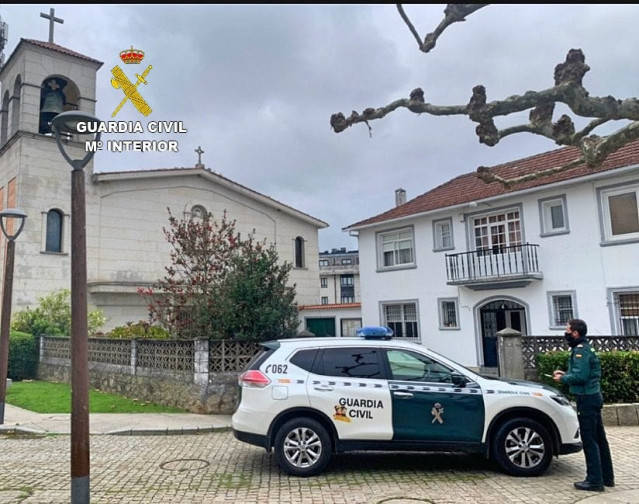 La Guardia Civil investiga a un vecino de Carral como presunto autor de un delito de hurto en la Casa Rectoral de la localidad.