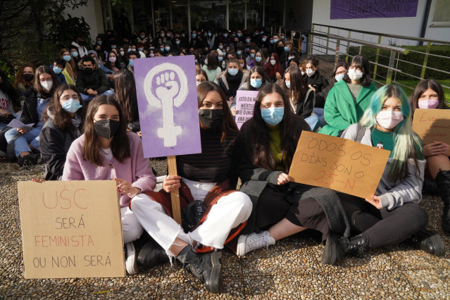 Sentada de alumnas de la Universidad de Santiago con carteles de mensajes feministas, contra un estudiante que tiene varias denuncias de acoso en las inmediaciones de la Facultad de Ciencias Políticas de la Universidad de Santiago de Compostela.