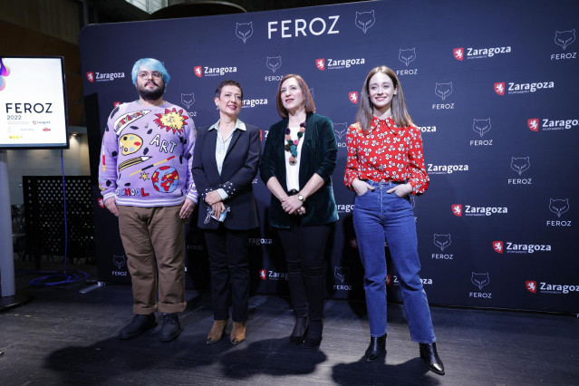 (I-D) El actor Brays Efe, la directora de AICE, María Guerra; a vicealcaldesa de Zaragoza, Sara Fernández, y la actriz Elena Rivera, en la gala de lectura de candidatos de la IX edición de los Premios Feroz, en el Auditorio de Zaragoza, a 25 de noviembre