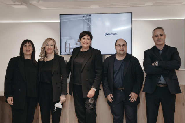 Personal de la tienda 'for&from' de Massimo Dutti en Allariz (Ourense)