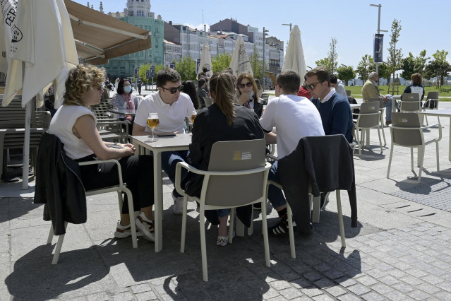 Archivo - Varias personas en la terraza de un bar, a 29 de mayo de 2021, en A Coruña, Galicia (España).